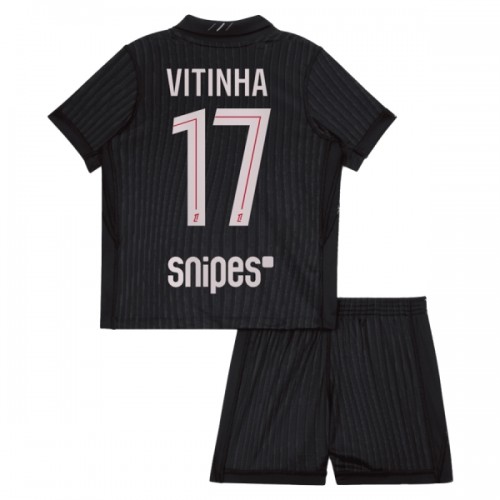 Divisa Paris Saint Germain Vitinha 17 Quarto Jordan 2025-26 Maniche Corte - Bambino Divisa Paris Saint Germain Vitinha 17 Quarto Jordan 2025-26 Maniche Corte - Bambino