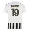 Maglia Juventus Thuram 9 Primo 2026-27 Maniche Corte - Uomo Maglia Juventus Thuram 9 Primo 2026-27 Maniche Corte - Uomo