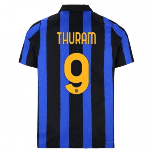 Maglia Inter Milan Thuram 9 Primo 2026-27 Maniche Corte - Uomo Maglia Inter Milan Thuram 9 Primo 2026-27 Maniche Corte - Uomo