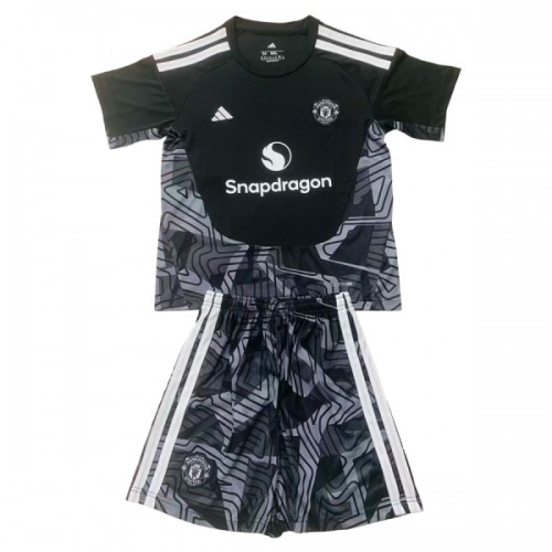 Divisa Portiere Manchester United 2026-27 Maniche Corte Nera - Bambino Divisa Portiere Manchester United 2026-27 Maniche Corte Nera - Bambino