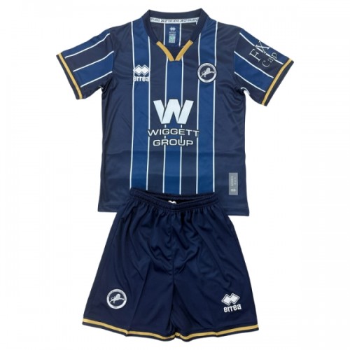 Divisa Millwall Primo 2026-27 Maniche Corte - Bambino Divisa Millwall Primo 2026-27 Maniche Corte - Bambino