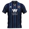 Maglia Millwall Primo 2026-27 Maniche Corte - Uomo Maglia Millwall Primo 2026-27 Maniche Corte - Uomo