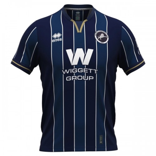 Maglia Millwall Primo 2026-27 Maniche Corte - Uomo Maglia Millwall Primo 2026-27 Maniche Corte - Uomo