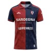 Maglia Cagliari Calcio Primo 2026-27 Maniche Corte - Uomo Maglia Cagliari Calcio Primo 2026-27 Maniche Corte - Uomo
