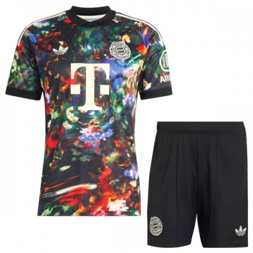 Divisa FC Bayern Monaco Oktoberfest 2026-27 Maniche Corte - Bambino Divisa FC Bayern Monaco Oktoberfest 2026-27 Maniche Corte - Bambino